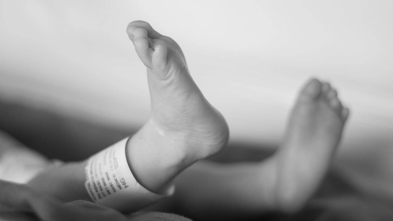 Hospitalizado por un coma etílico un bebé de 4 meses: la abuela puso vino en el biberón por error
