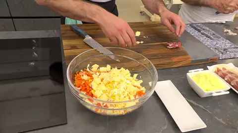 Agrega la mahonesa y una pizca de sal, y mezcla bien Agrega la mahonesa y una pizca de sal, y mezcla bien