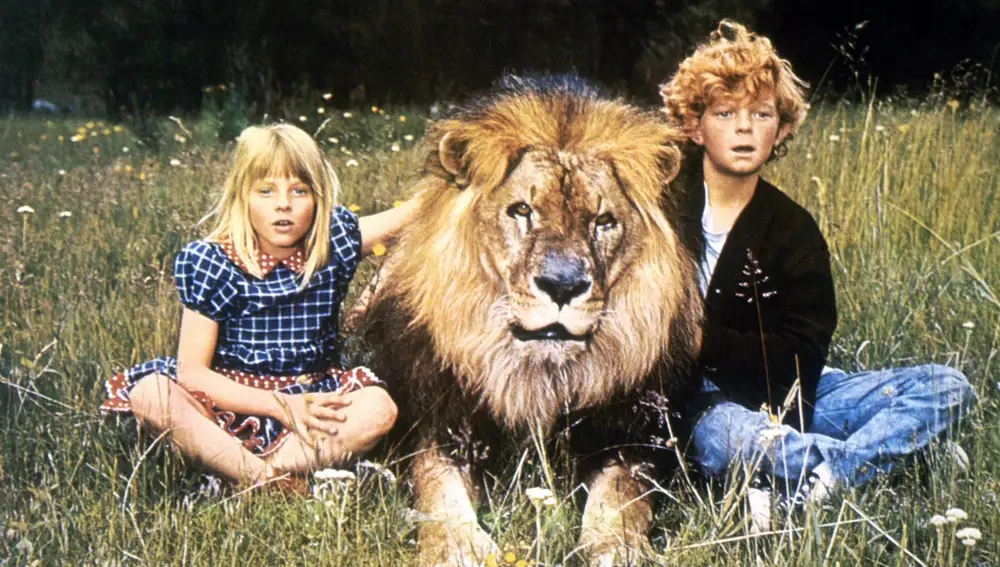 Jodie Foster Johnny Whitaker junto a un león en Napoleón y Samantha en 1972