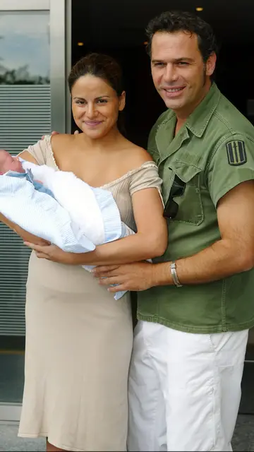 Carlos Lozano y Mónica Hoyos, con su hija Luna Carlos Lozano y Mónica Hoyos, con su hija Luna