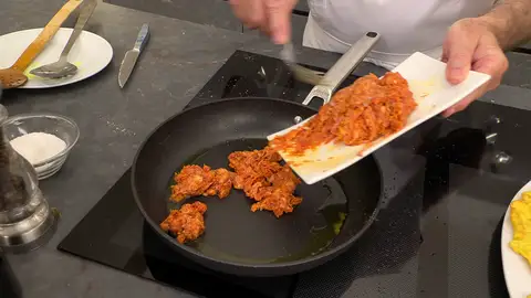 Agrega el picadillo y fríelo hasta que se dore Agrega el picadillo y fríelo hasta que se dore