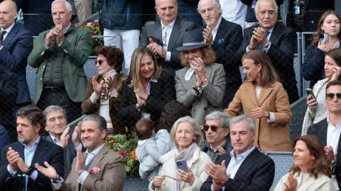 Mery Perelló saluda, junto a su hijo, a la infanta Elena Mery Perelló saluda, junto a su hijo, a la infanta Elena