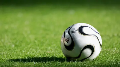 Foto de archivo de un balón de fútbol Foto de archivo de un balón de fútbol