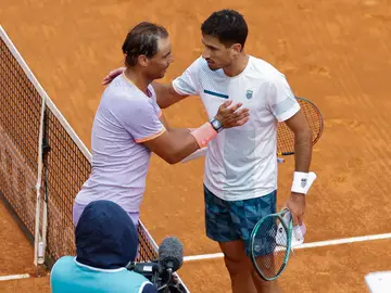 Rafa Nadal y Pedro Cachín se saludan en la red tras el partido del Mutua Madrid Open 2024