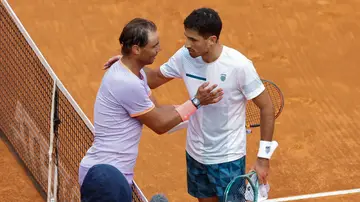 Rafa Nadal y Pedro Cachín se saludan en la red tras el partido del Mutua Madrid Open 2024