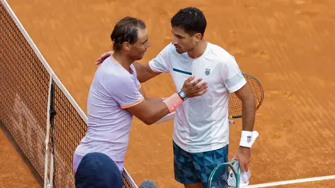 Rafa Nadal y Pedro Cachín se saludan en la red tras el partido del Mutua Madrid Open 2024