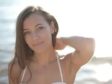 Una mujer joven con piel radiante Una mujer joven con piel radiante