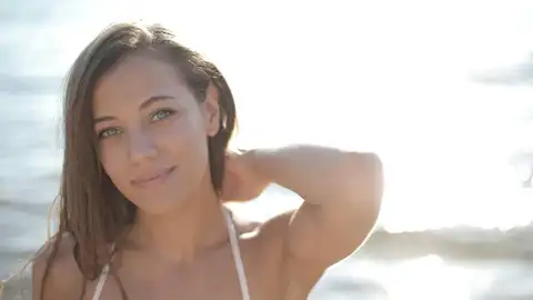 Una mujer joven con piel radiante Una mujer joven con piel radiante