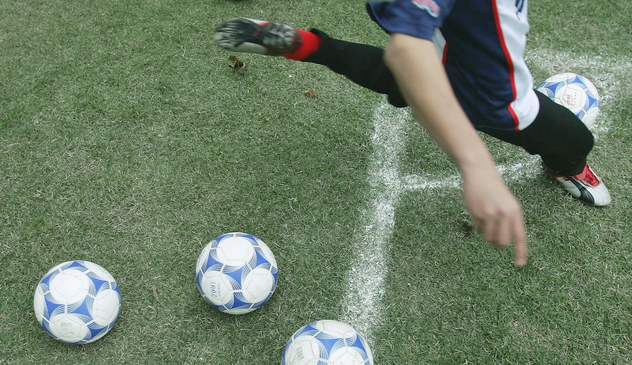 Imagen de archivo de un jugador golpeando un balón