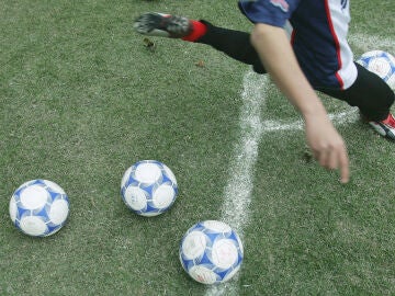 Imagen de archivo de un jugador golpeando un balón