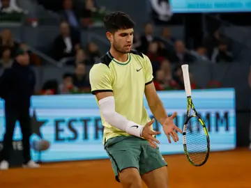 Carlos Alcaraz tira la raqueta durante su partido ante Rublev en cuartos del Mutua Madrid Open 2024 Carlos Alcaraz tira la raqueta durante su partido ante Rublev en cuartos del Mutua Madrid Open 2024