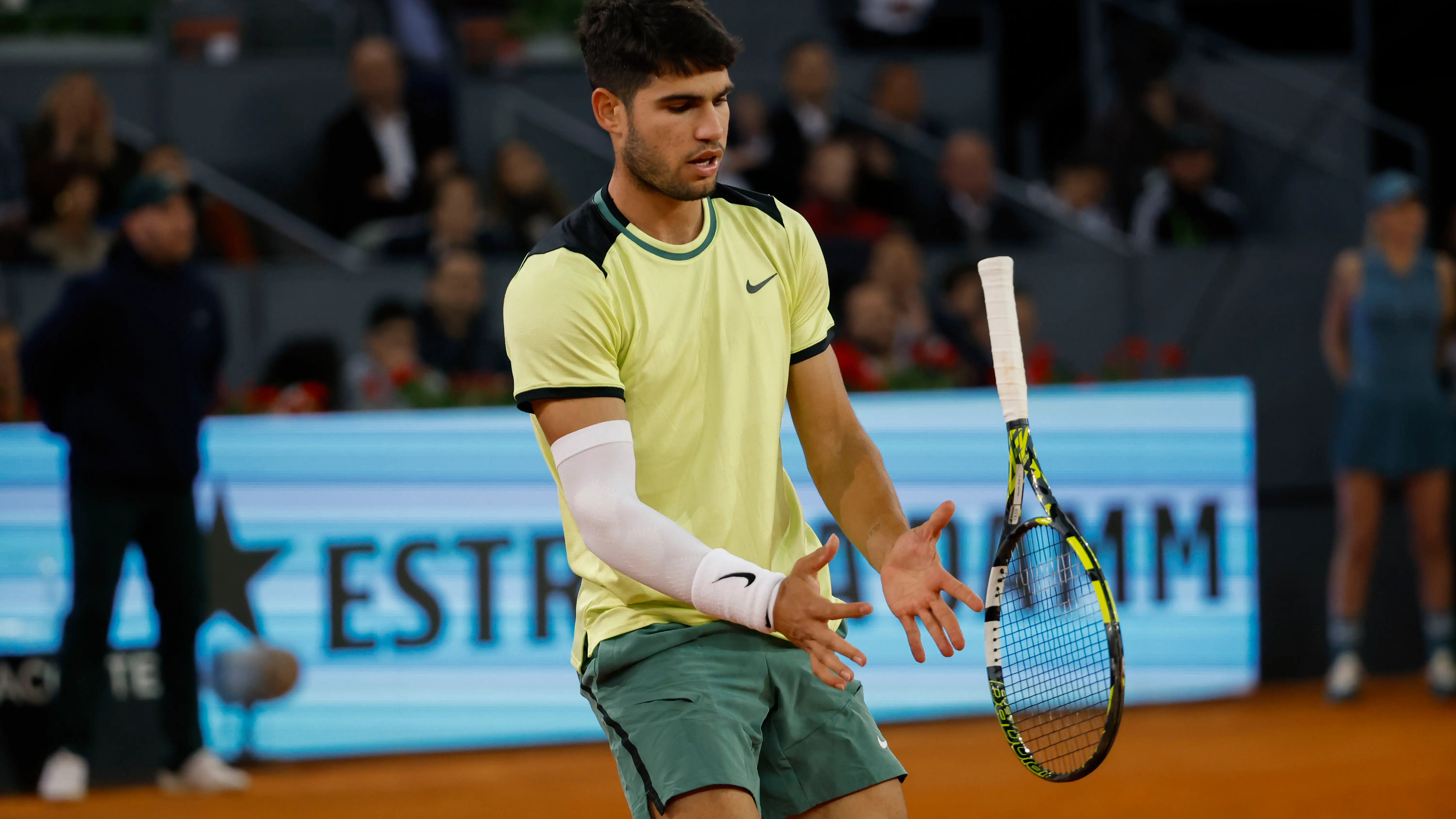 Carlos Alcaraz tira la raqueta durante su partido ante Rublev en cuartos del Mutua Madrid Open 2024