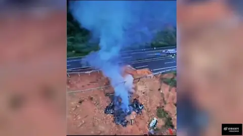 19 muertos y 30 heridos por el hundimiento de una carretera en China 19 muertos y 30 heridos por el hundimiento de una carretera en China