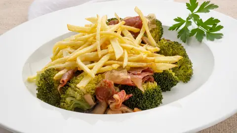 Brócoli con champiñones y patatas, de Arguiñano: "La receta que levanta el ánimo y ayuda al crecimiento del pelo" Brócoli con champiñones y patatas, de Arguiñano: "La receta que levanta el ánimo y ayuda al crecimiento del pelo"