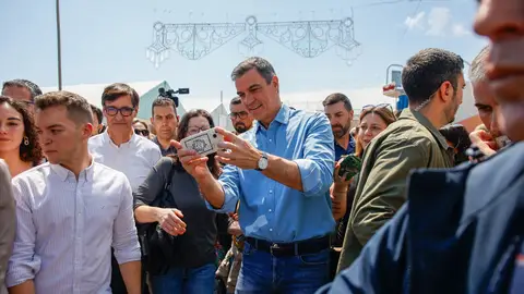 Sánchez junto a visitantes de la Feria