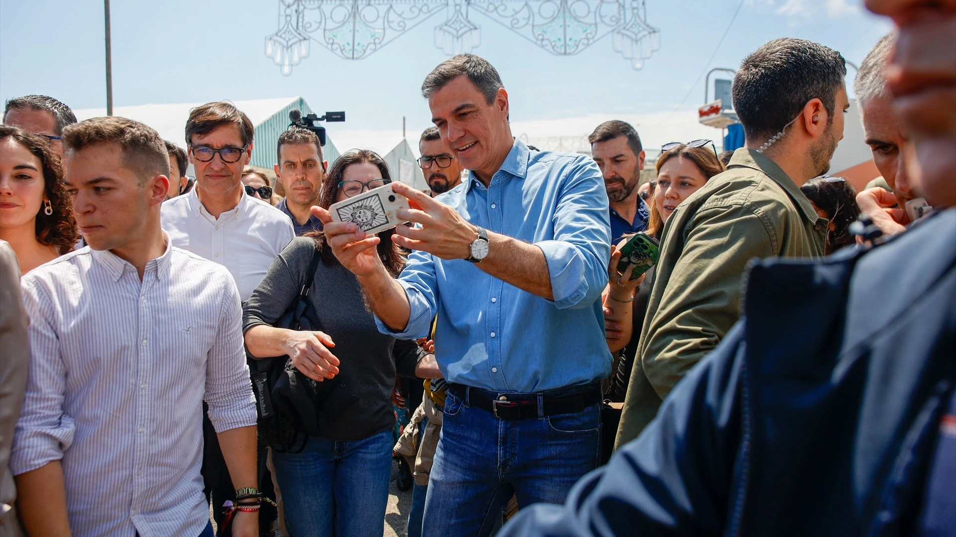 Sánchez junto a visitantes de la Feria Sánchez junto a visitantes de la Feria