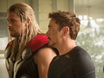 Chris Hemsworth como Thor y Robert Downey Jr. como Iron Man en 2013