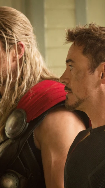 Chris Hemsworth como Thor y Robert Downey Jr. como Iron Man en 2013