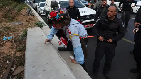 Una de las manifestantes es desalojada por la policía