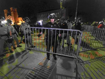 La policía desaloja a manifestantes de un campamento en la Universidad de California