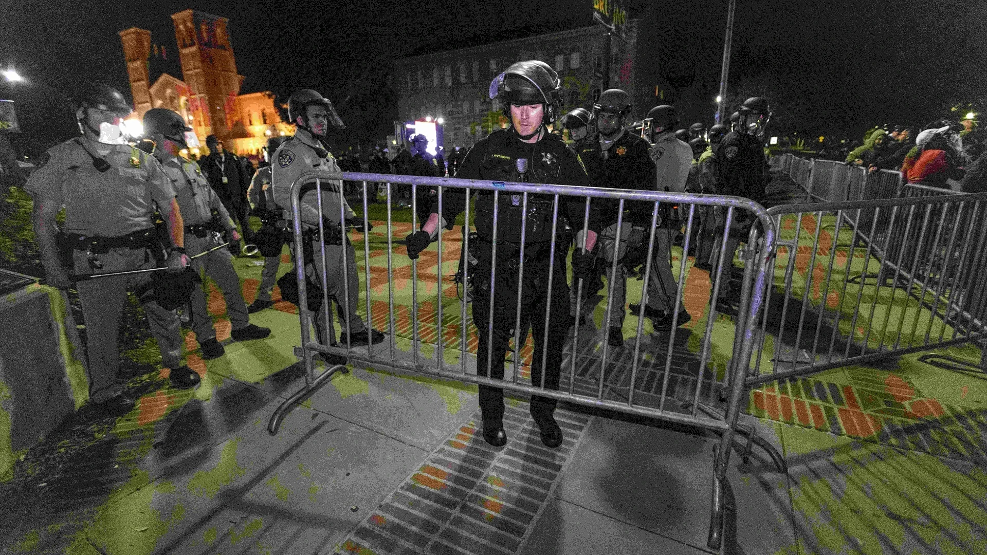 La policía desaloja a manifestantes de un campamento en la Universidad de California La policía desaloja a manifestantes de un campamento en la Universidad de California