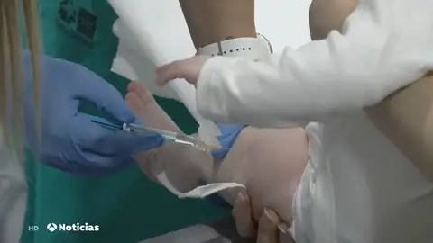 Vacuna a un bebé Se reducen hasta un 80% los ingresos en hospitales de bebés por bronquiolitis en Galicia