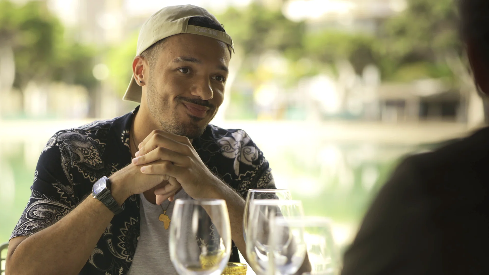 Luis recibe un regalo muy especial de Cata y Perdomo ¿Cuál es su significado? Luis recibe un regalo muy especial de Cata y Perdomo ¿Cuál es su significado?