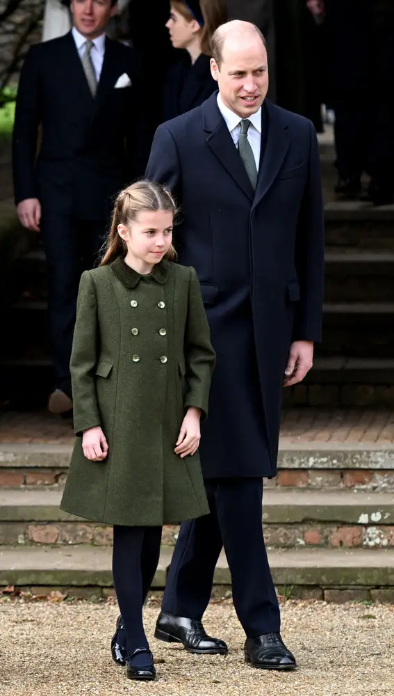 La princesa Charlotte con su padre, Guillermo, el día de Navidad en Sandringham
