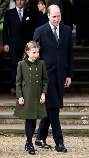 La princesa Charlotte con su padre, Guillermo, el día de Navidad en Sandringham La princesa Charlotte con su padre, Guillermo, el día de Navidad en Sandringham