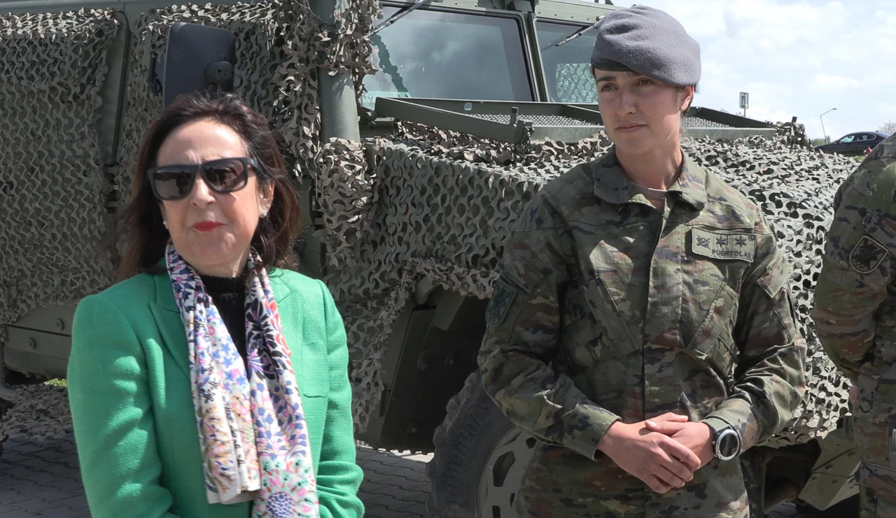 La ministra de Defensa, Margarita Robles, durante su visita a la base aérea de Sliac en Lest, Eslovaquia