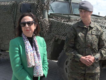 La ministra de Defensa, Margarita Robles, durante su visita a la base aérea de Sliac en Lest, Eslovaquia