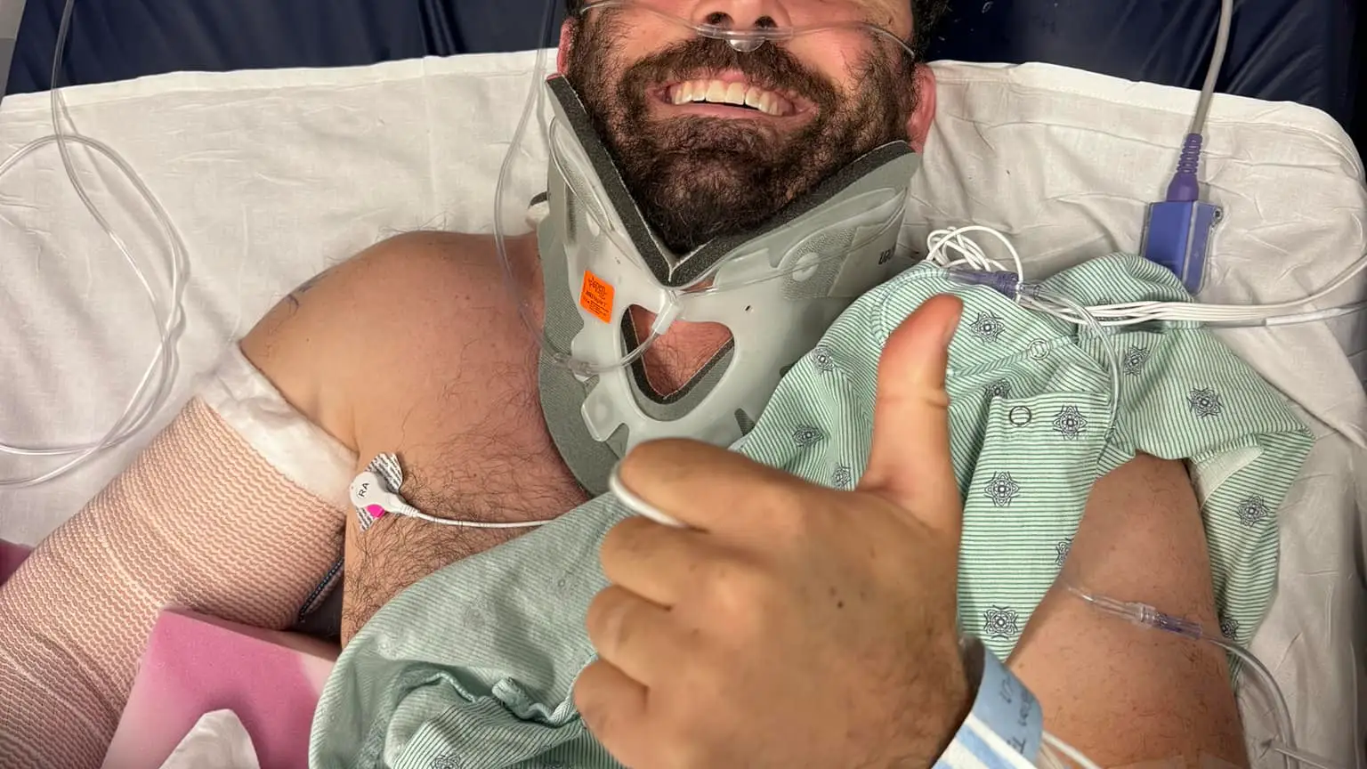 Anthony Vella, sonriendo tras ser operado de sus fracturas