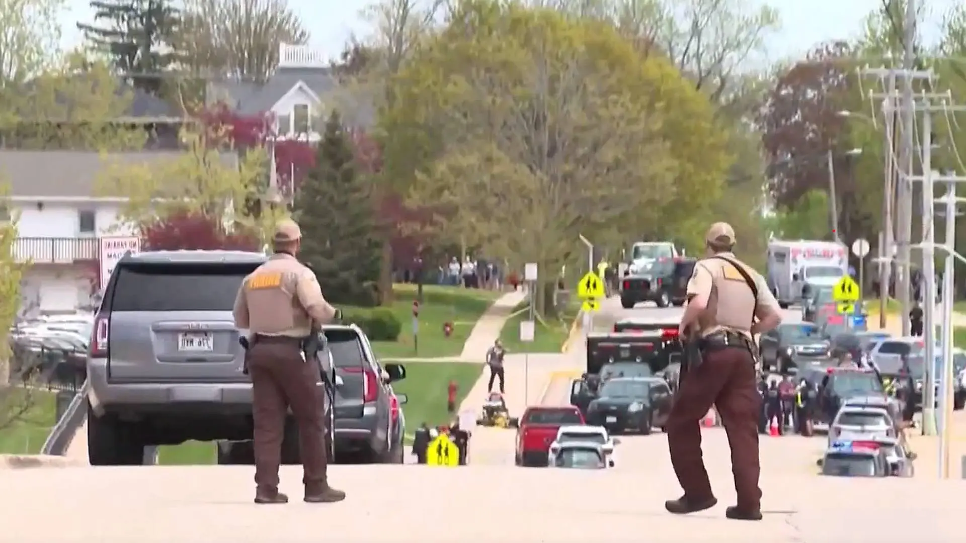 Imágenes del dispositivo policial que ha abatido a un joven armado en un centro escolar de Wisconsin Imágenes del dispositivo policial que ha abatido a un joven armado en un centro escolar de Wisconsin