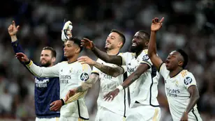 Los jugadores del Real Madrid celebran con su público la victoria por 3-2 ante el Barça en la jornada 32 de LaLiga