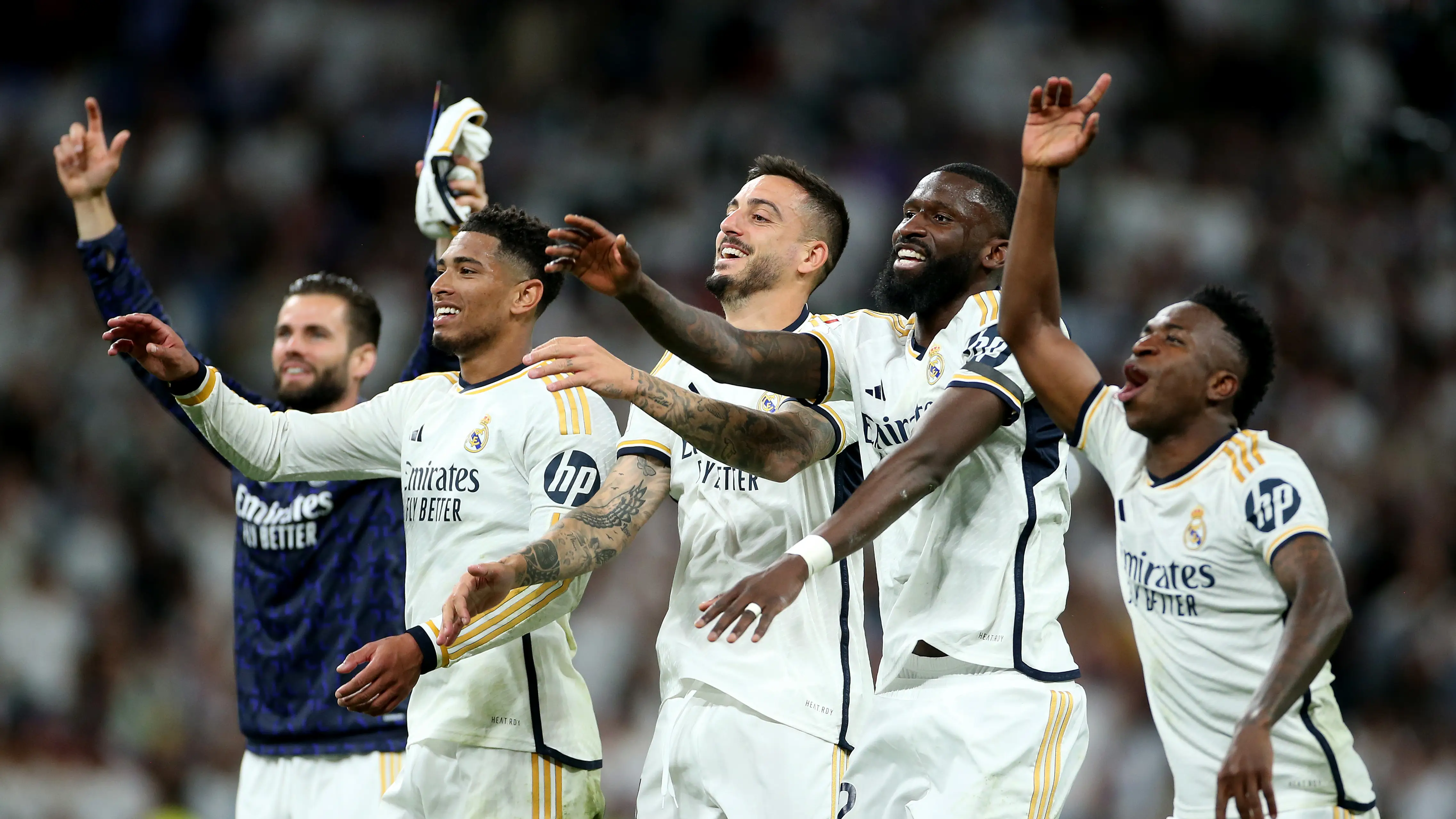Los jugadores del Real Madrid celebran con su público la victoria por 3-2 ante el Barça en la jornada 32 de LaLiga Los jugadores del Real Madrid celebran con su público la victoria por 3-2 ante el Barça en la jornada 32 de LaLiga