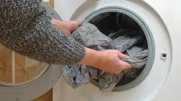 Persona lavando ropa de deporte