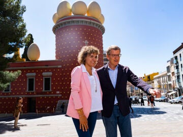 El líder del PP, Alberto Núñez Feijóo, y la coordinadora de campaña en las elecciones catalanas, Dolors Montserrat