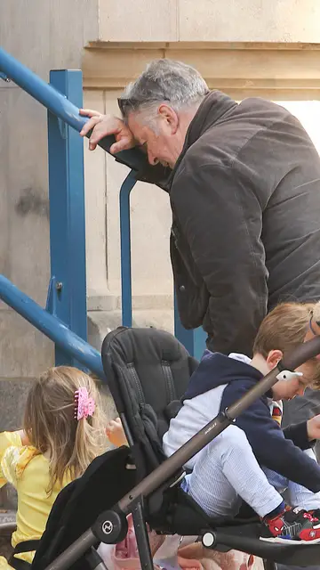 Alec Baldwin, visiblemente cansado junto a sus hijos Alec Baldwin, visiblemente cansado junto a sus hijos
