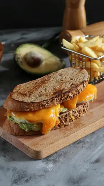 Bocadillo con queso cheddar fundido Bocadillo con queso cheddar fundido