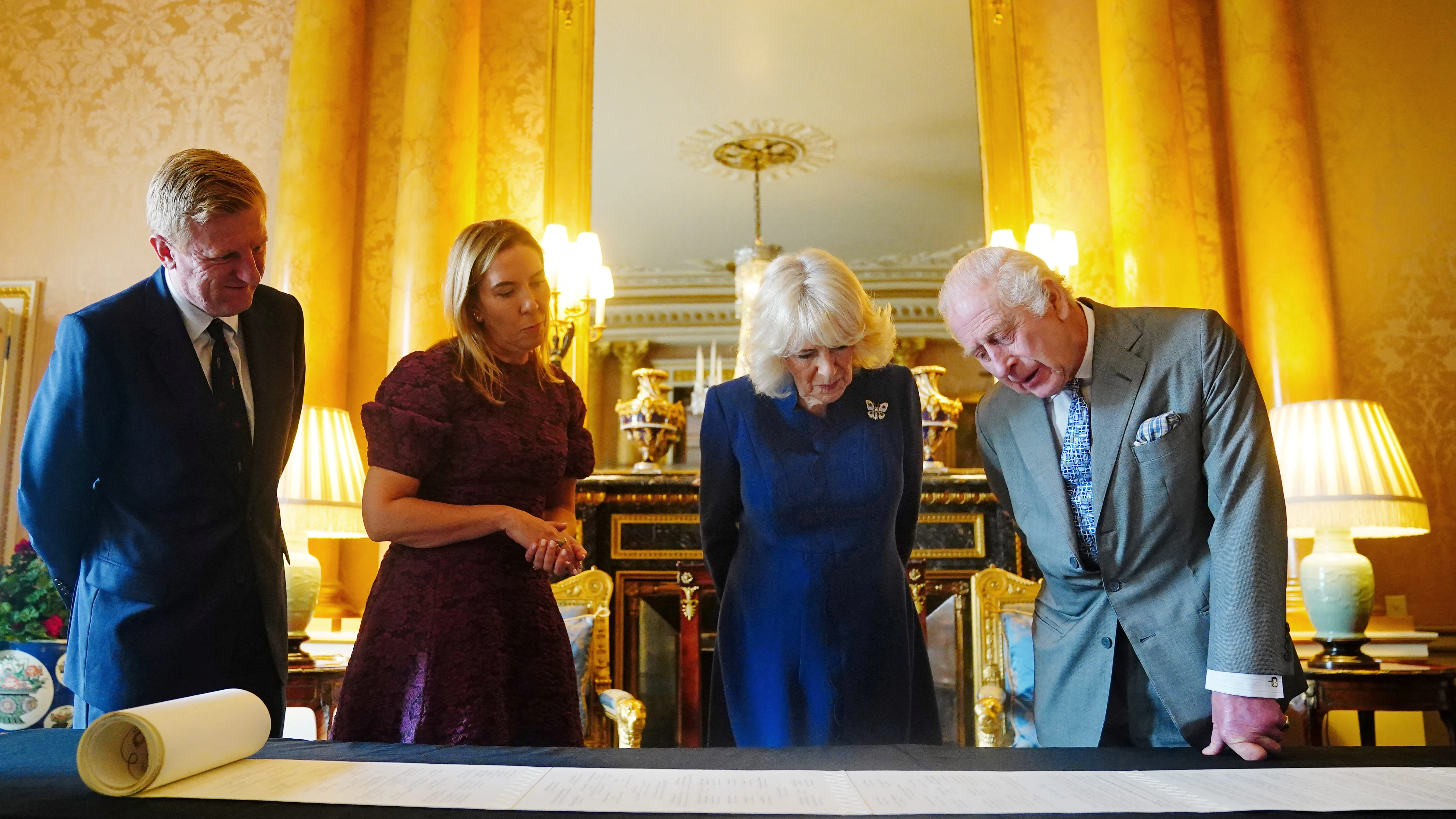 Carlos III y Camila contemplando el "Rollo de la Coronación" Carlos III y Camila contemplando el "Rollo de la Coronación"