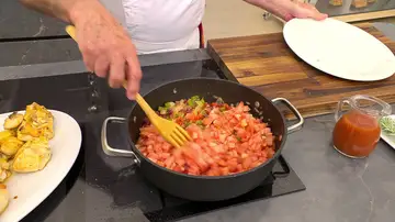 Vierte la salsa de tomate e introduce la rama de romero