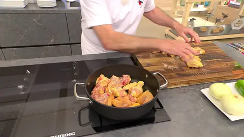 Salpimienta el pollo, introdúcelo en la tartera Salpimienta el pollo, introdúcelo en la tartera