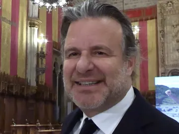 Ricardo Bofill recogiendo la medalla de Oro al Mérito Cívico póstuma de su padre Ricardo Bofill recogiendo la medalla de Oro al Mérito Cívico póstuma de su padre