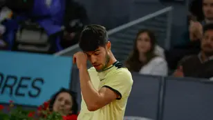 Carlos Alcaraz durante su partido ante Andrey Rublev en el Mutua Madrid Open 2024
