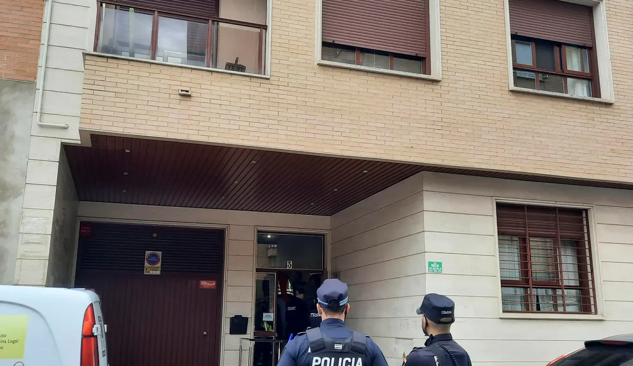 Efectivos policiales trabajan en una vivienda de la ciudad de Badajoz