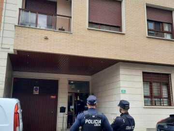 Efectivos policiales trabajan en una vivienda de la ciudad de Badajoz