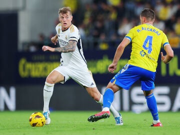 Toni Kroos y Rubén Alcaraz durante el partido de ida de LaLiga EA Sports entre Cádiz y Real Madrid (0-3)