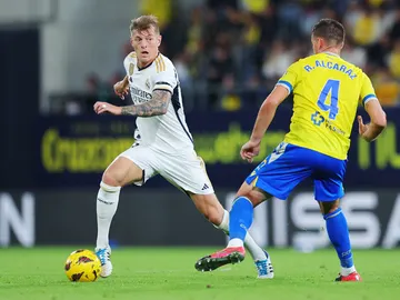 Toni Kroos y Rubén Alcaraz durante el partido de ida de LaLiga EA Sports entre Cádiz y Real Madrid (0-3) Toni Kroos y Rubén Alcaraz durante el partido de ida de LaLiga EA Sports entre Cádiz y Real Madrid (0-3)