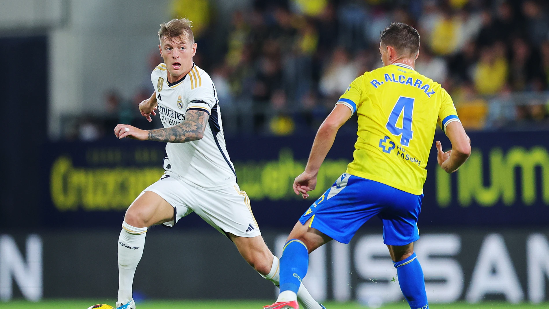 Toni Kroos y Rubén Alcaraz durante el partido de ida de LaLiga EA Sports entre Cádiz y Real Madrid (0-3) Toni Kroos y Rubén Alcaraz durante el partido de ida de LaLiga EA Sports entre Cádiz y Real Madrid (0-3)