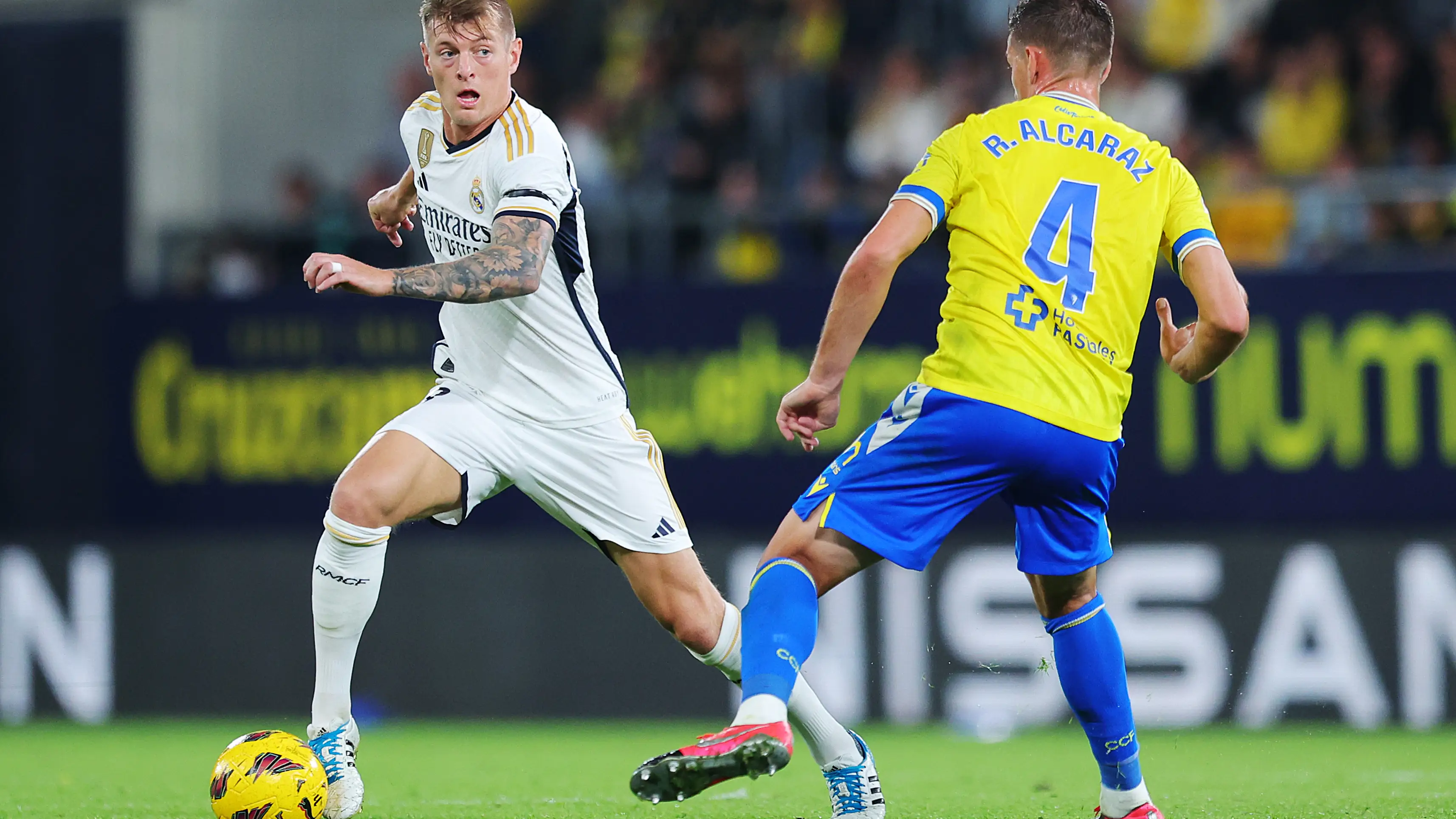 Toni Kroos y Rubén Alcaraz durante el partido de ida de LaLiga EA Sports entre Cádiz y Real Madrid (0-3) Toni Kroos y Rubén Alcaraz durante el partido de ida de LaLiga EA Sports entre Cádiz y Real Madrid (0-3)